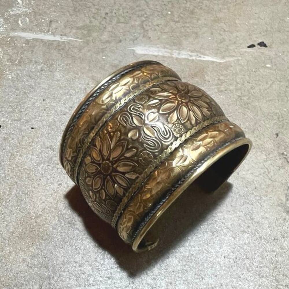 Vintage Thick cuff bracelet Copper metal, Floral Motif